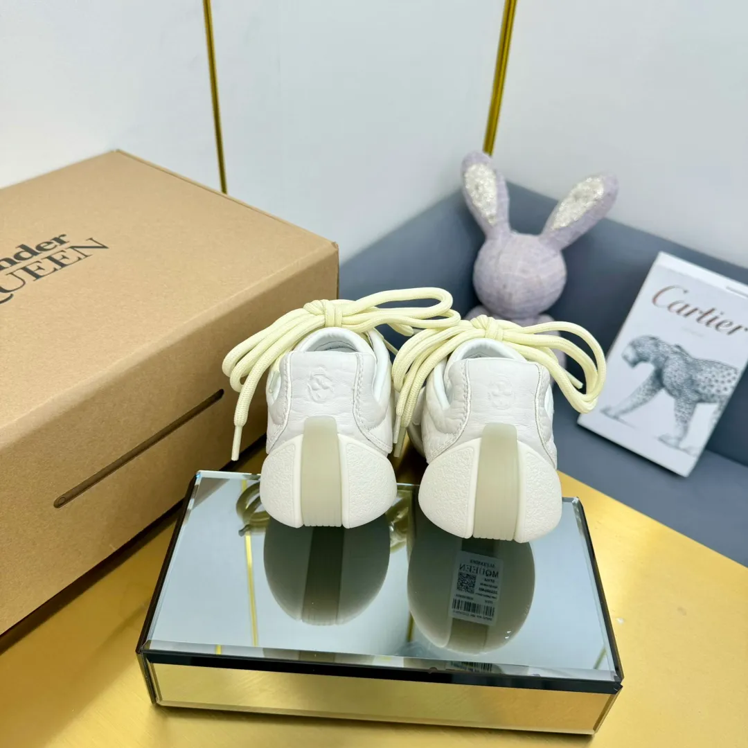 👟👟Ex-factory price 600👟👟 Men's size +10 The latest popular couple model ALEXANDER MCQUEEN/Alexander McQueen 24ss The latest autumn and winter Flexion series retro casual sneakers Original purchase development and production This Flexion Off white tone grain leather low-top sneakers use different sizes of laces and are matched with lightweight segmented soles inspired by anatomy. The reverse skull pattern is embossed on the heel. Fabric: Original customized imported first-layer cowhide. Lining: Customized imported breathable mesh lining. Sole: Original open-molded non-slip TPU material. Size: #Female model 35-40 #Men's model 39-45 (custom-made 45 non-returnable)